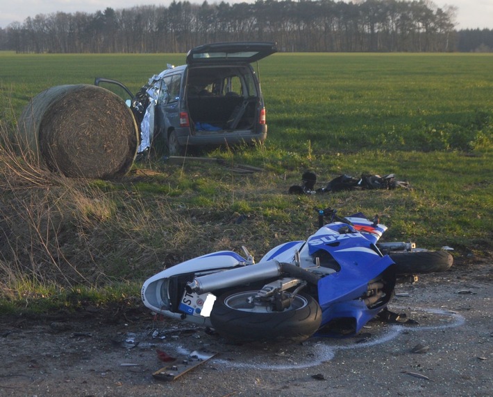 POL-STD: 82-jährige Autofahrerin bei Unfall tödlich und Motorradfahrer schwer verletzt