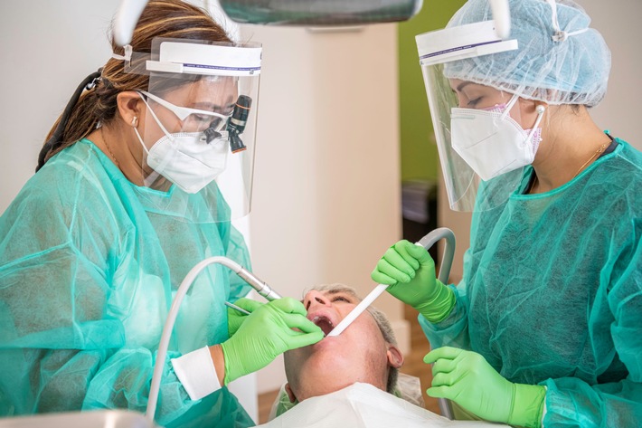 Zahnmedizinische Katastrophe: Ein Jahr nach den ersten Lockdowns bemerken Zahnärzte auf der ganzen Welt die Folgen, die sich aus der COVID-19-Pandemie für die Mundgesundheit der Menschen ergeben
