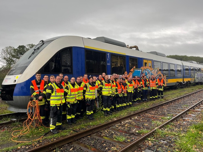 FW-KLE: Freiwillige Feuerwehr Bedburg-Hau übt in Regionalbahn