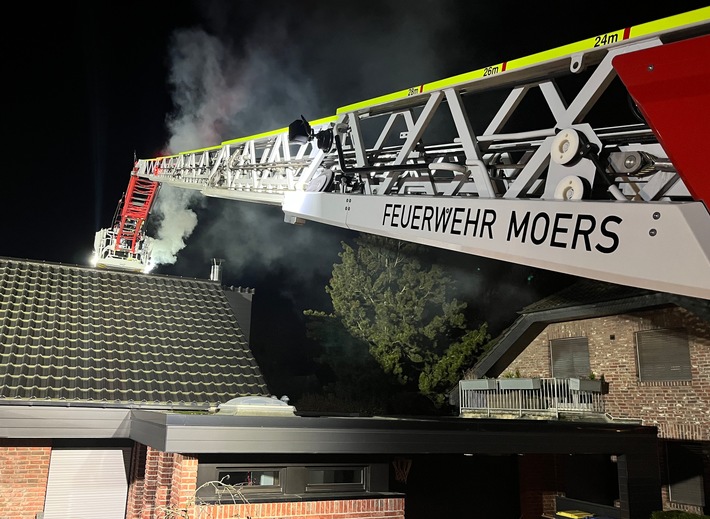 FW Moers: Kaminbrand beschäftigt Feuerwehr Moers am Donnerstagabend