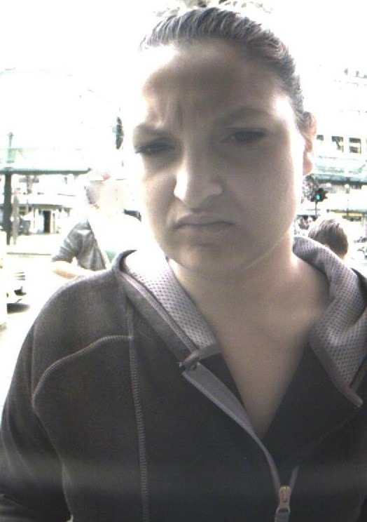 POL-BN: Foto-Fahndung: Unbekannte hob mit gestohlener Bankkarte Geld ab - Wer kennt diese Frau?