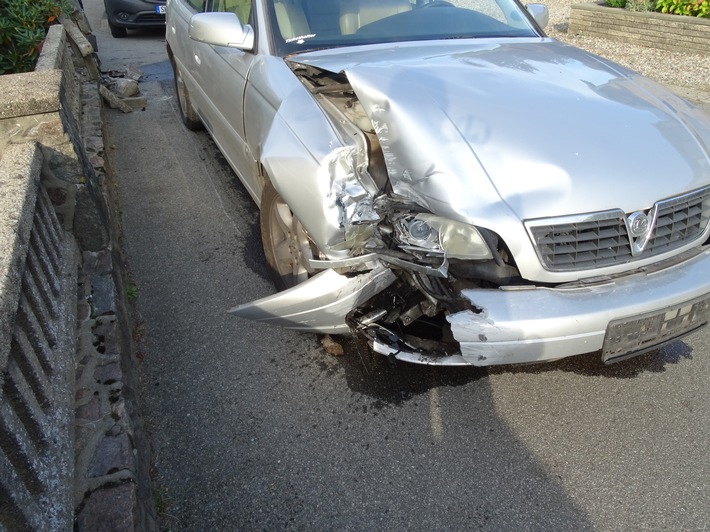 POL-FL: Verkehrsunfallflucht, Polizei sucht Fahrzeugführer(in) eines weißen Mercedes Vito