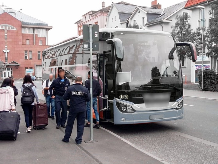 POL-GI: Pressemeldung vom 12.10.2018:



Gießen: Fernbusse genau unter die Lupe genommen   -   Fast die Hälfte der Busse mussten beanstandet werden