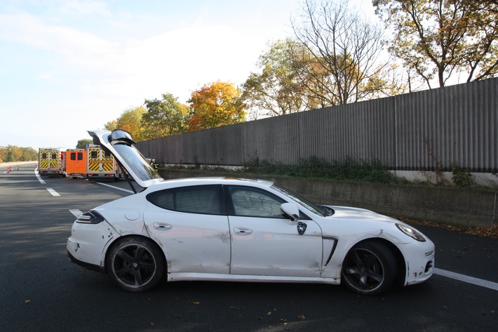 POL-BI: Schwerer Verkehrsunfall auf der BAB 30 - Porsche fährt gegen eine Betonmauer