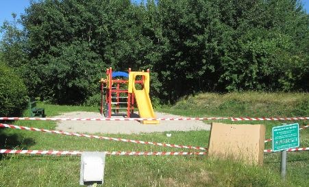 POL-FL: Neukirchen / Kreis Nordfriesland- 1,5 kg Bau-Nägel auf Kinderspielplatz/ Polizei sucht Zeugen
