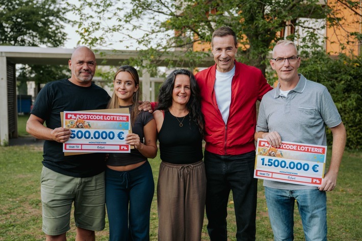 Glückliche Nachbarschaft in Erfurt: 500.000-Euro-Gewinner David, Davids Tochter Lilian, Davids Frau Geli, Kai Pflaume, 1,5-Million-Euro-Gewinner Danilo. / Weiterer Text über ots und www.presseportal.de/nr/41583 / Die Verwendung dieses Bildes für redaktionelle Zwecke ist unter Beachtung aller mitgeteilten Nutzungsbedingungen zulässig und dann auch honorarfrei. Veröffentlichung ausschließlich mit Bildrechte-Hinweis.