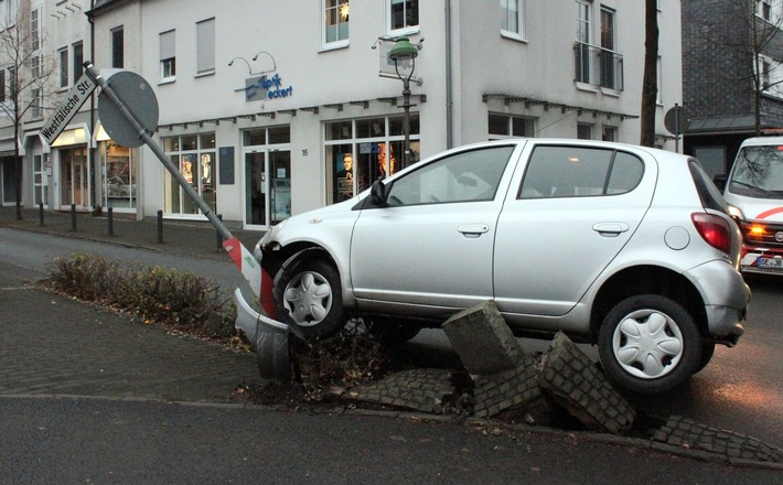 POL-OE: Pkw-Unfall auf Westfälischer Straße