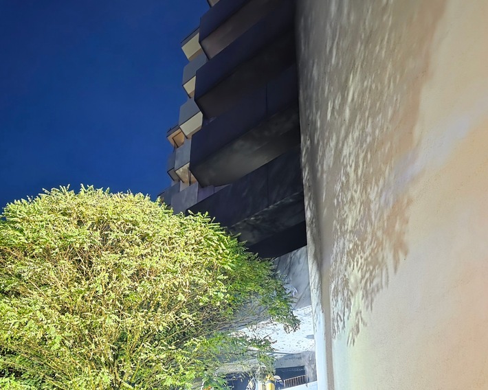 FW Celle: Balkon eines achtgeschossigen Wohngebäudes in Vollbrand - Mehrere Wohnungen verraucht!