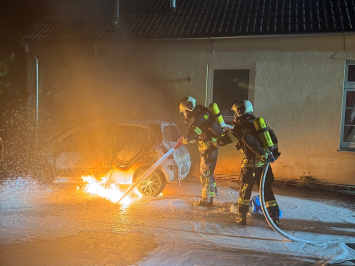 FW-AUR: Auto brennt direkt an Hauswand