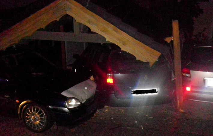 POL-DN: Alkoholisierter Fahrzeugführer bringt bei Unfall Carport zum Einsturz
