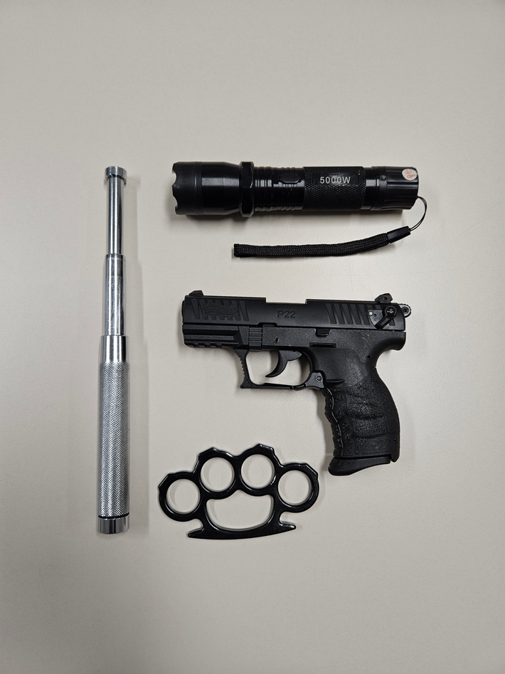 HZA-OL: ZOLL: Waffen lagen im Handschuhfach