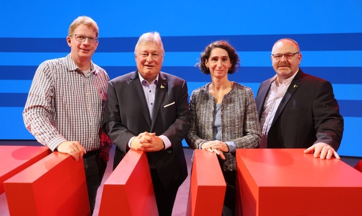 Neu gewählter EVG-Vorstand (von links nach rechts): Kristian Loroch, Martin Burkert, Cosima Ingenschay, Frank Hauenstein / Weiterer Text über ots und www.presseportal.de/nr/150063 / Die Verwendung dieses Bildes für redaktionelle Zwecke ist unter Beachtung aller mitgeteilten Nutzungsbedingungen zulässig und dann auch honorarfrei. Veröffentlichung ausschließlich mit Bildrechte-Hinweis.
