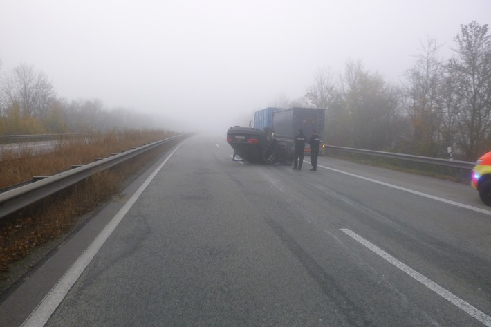 POL-VDMZ: PKW über sich auf der BAB 61, Fahrer leicht verletzt