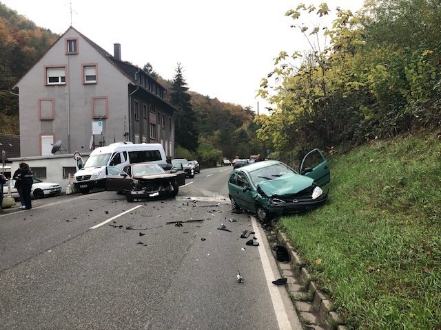 POL-PDNW: B 39 / Lindenberg - Verkehrsunfall mit vier Leichtverletzten führt zur Vollsperrung