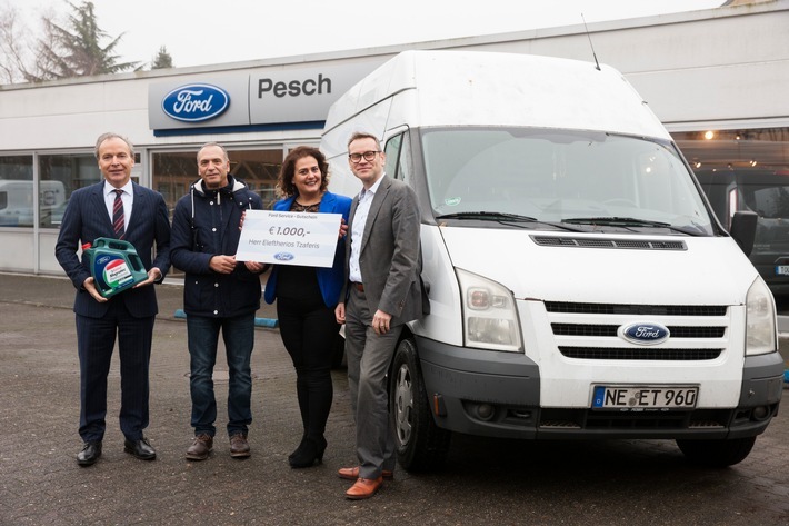 Der selbständige Spediteur Eleftherios Tzaferis aus Dormagen bei Düsseldorf hat dieser Tage mit seinem weiß lackierten Ford Transit Kastenwagen (2,4-Liter-Dieselmotor, 103 kW /140 PS, Erstzulassung 19. Juli 2010), die 1-Million-Kilometer-Marke geknackt. Sein Arbeitsmittel wurde nun vom Ford-Partner Peter Pesch GmbH in Dormagen gewartet - hier bekam der Ford Transit Kastenwagen von Tzaferis einen neuen Tacho eingebaut, denn der alte hörte bei 999.999 Kilometern auf zu zählen. Dass ein Kunde mit seinem Auto die magische Grenze von einer Million Kilometer erreicht, erlebt Autohaus-Geschäftsführer Heinz-Joachim Pesch eher selten. Das Bild zeigt von links nach rechts: Heinz-Joachim Pesch (Autohaus Pesch), Spediteur Eleftherios Tzaferis, Selen As (Ford-Kundenzentrum) und Thomas Juraschek (Leiter Nutzfahrzeuge der Ford-Werke GmbH). Weiterer Text über ots und www.presseportal.de/nr/6955 / Die Verwendung dieses Bildes ist für redaktionelle Zwecke honorarfrei. Veröffentlichung bitte unter Quellenangabe: "obs/Ford-Werke GmbH"