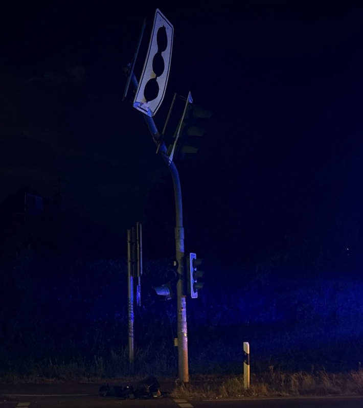 POL-KLE: Kerken - Lichtzeichenanlage durch Lkw beschädigt: Polizei sucht Zeugen nach Verkehrsunfallflucht