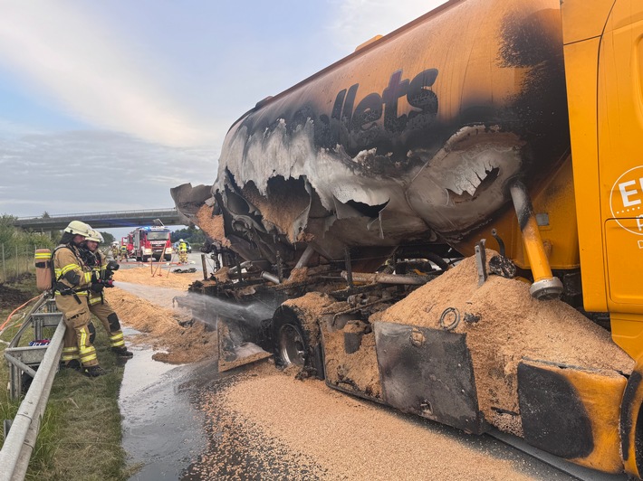 FW-SE: LKW-Brand auf der A7 - Aufwändiger Feuerwehreinsatz bei Bad Bramstedt