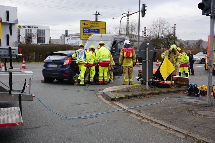 FW Ratingen: Verkehrsunfall im Kreuzungsbereich - Feuerwehr Ratingen im Einsatz