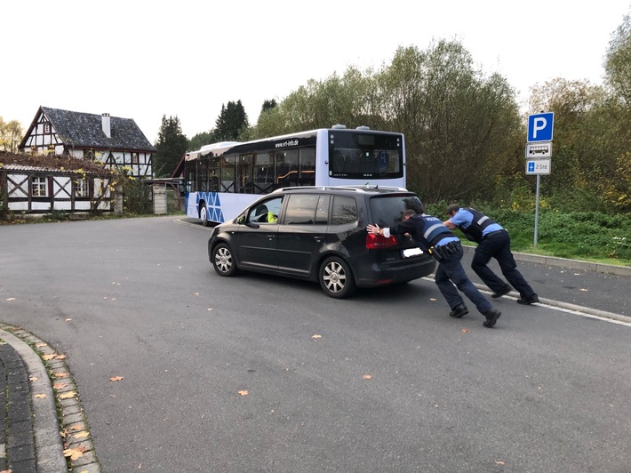 POL-PDWIL: Gerolsteiner Bürgerpolizei helfen bei Panne, "2-PS-Helfer"