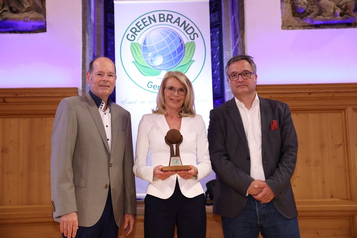 Claudia Haase nahm die GREEN BRAND Auszeichnung für lavera entgegen, v. links N.Lux, C.Haase, Pr.JPG