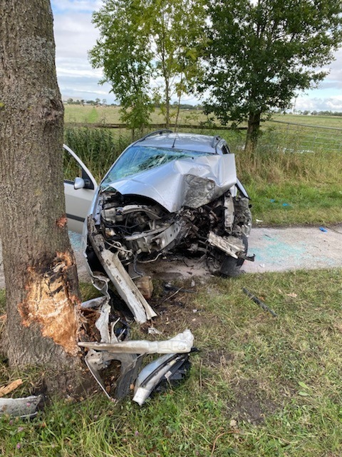 POL-CUX: Schwerer Verkehrsunfall auf der Heerstraße in Cuxhaven-Altenbruch - Fahrzeugführerin prallt mit ihrem PKW gegen Baum - Rettungshubschrauber im Einsatz (Lichtbild in der Anlage)