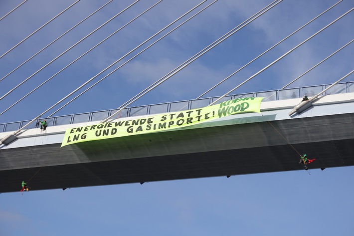 Kletterprotest an Rügenbrücke: LNG-Terminal auf Rügen jetzt für immer kippen!
