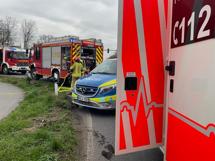 FW Alpen: Verkehrsunfall mit eingeschlossener Person