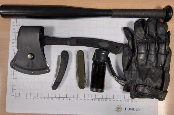 BPOL NRW: Mann setzt Pfefferspray bei Auseinandersetzung ein - Bundespolizei ermittelt und beschlagnahmt mehrere gefährliche Gegenstände