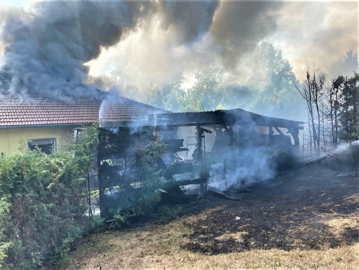 LPI-NDH: Carport in Brand - Flammen greifen teilweise auf Wohnhaus über