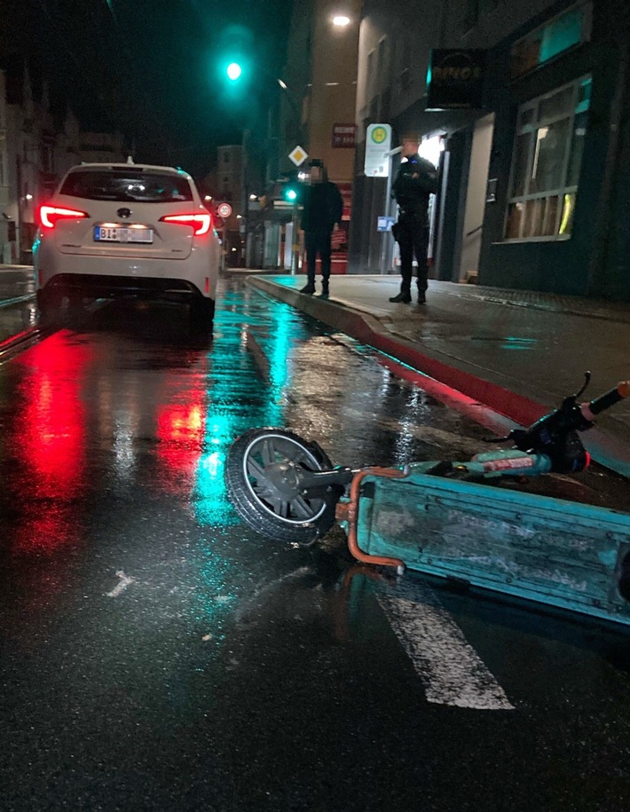 POL-BI: E-Scooter auf die Straße geworfen - Pkw beschädigt