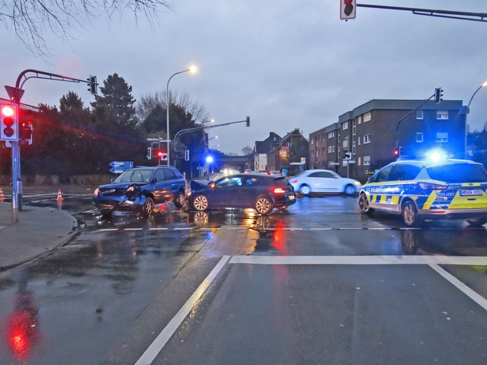 POL-ME: Beim Abbiegen übersehen: Hoher Sachschaden bei Unfall - Hilden - 2201031