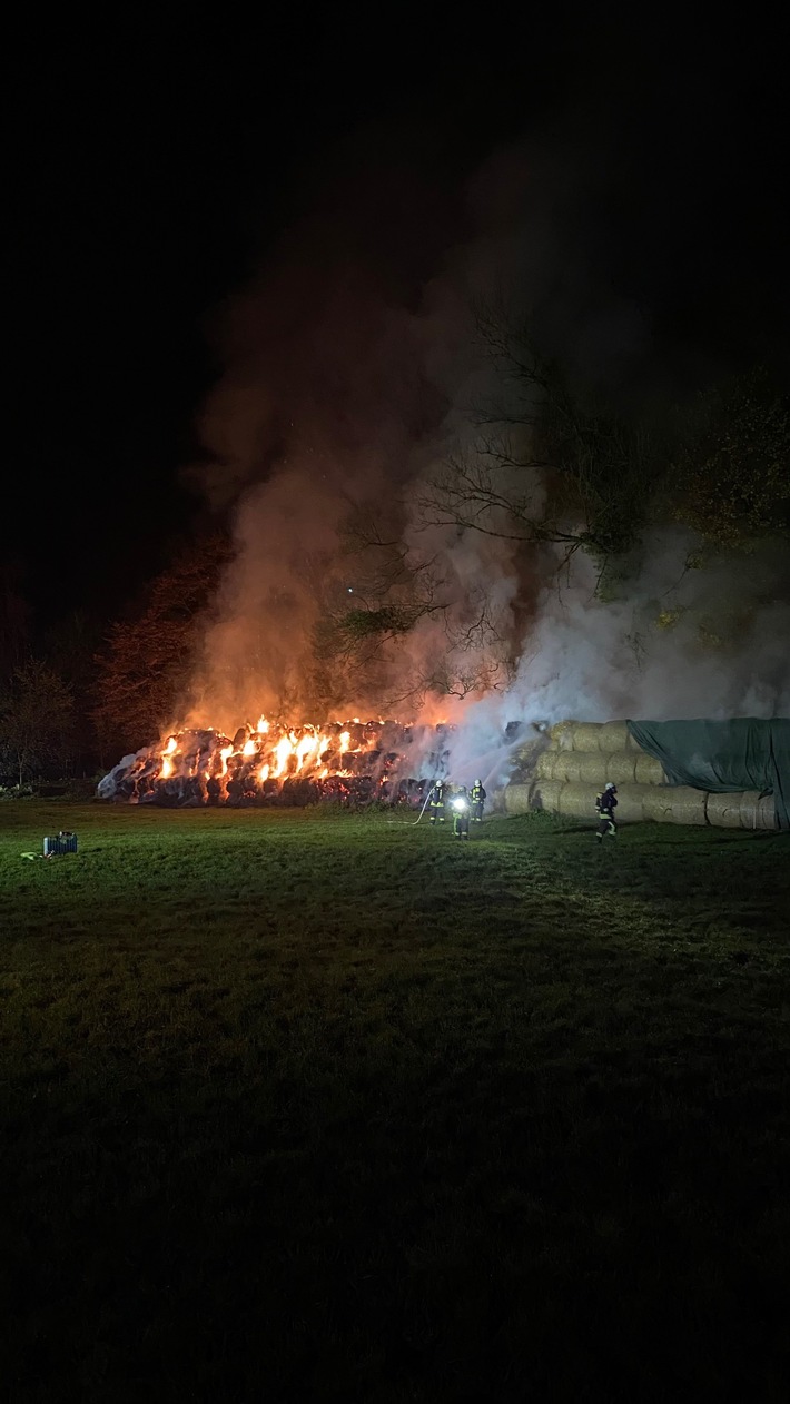 FW-HAAN: Brand einer Strohmiete in der Ehlenbeck