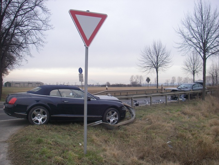 POL-DN: Bundesstraße musste nach Unfall gesperrt werden