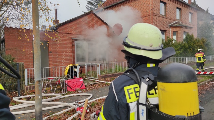 FW Celle: Geschossdecke durchgebrannt - Feuer in einem Gebäude in Celle