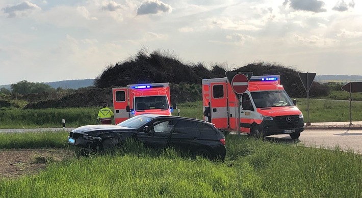 POL-HI: Abbiegeunfall fordert zwei Verletzte - zwei Pkw mit Totalschaden -