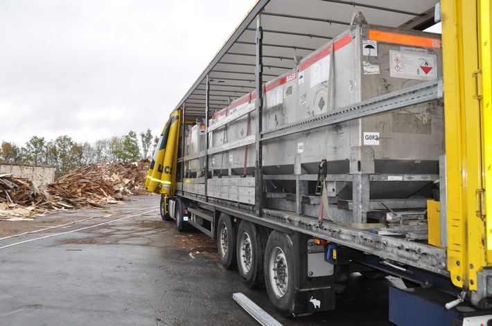 POL-GÖ: (560/2018) Mängel beim Gefahrguttransport - Autobahnpolizei Göttingen zieht Lkw aus dem Verkehr