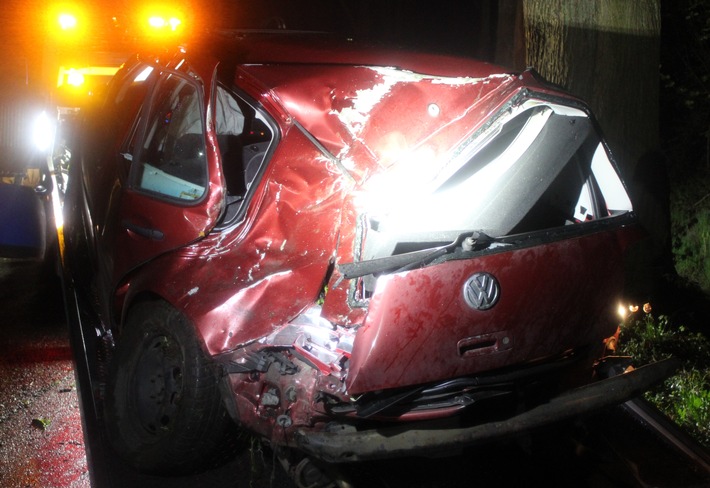POL-MI: Auto prallt gegen Baum - Coupé-Fahrer wird um Kontaktaufnahme gebeten