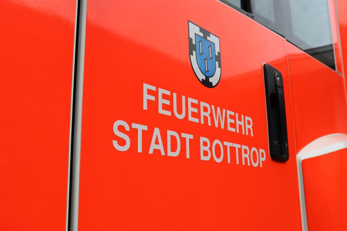 FW-BOT: Ammoniakaustritt sorgt für aufwändigen Einsatz der Feuerwehr Bottrop