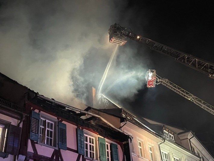 KFV Bodenseekreis: Dachstuhlbrand eines Wohn- und Geschäftshauses in der historischen Altstadt von Überlingen