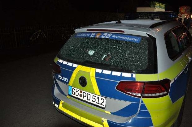 POL-GÖ: (522/2018) Bei Einsatz auf dem Bovender Schützenfest - Streifenwagen durch Flaschenwurf beschädigt, Zeugen gesucht