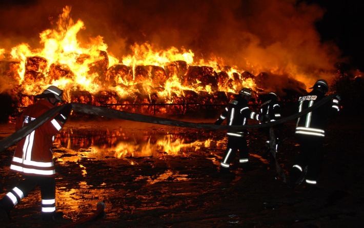 POL-NI: Brand von rund 600 Strohballen - Bild im Download-