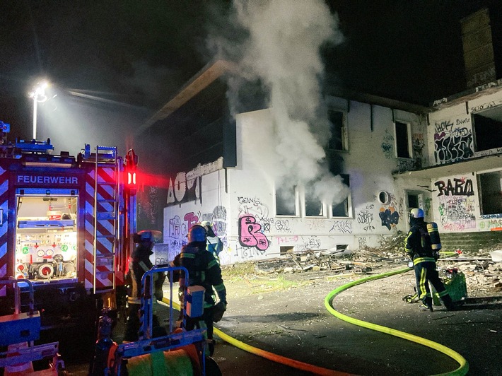 FW-BO: Rauchentwicklung in leerstehendem Gebäude - Feuerwehr verhindert Brandausbreitung