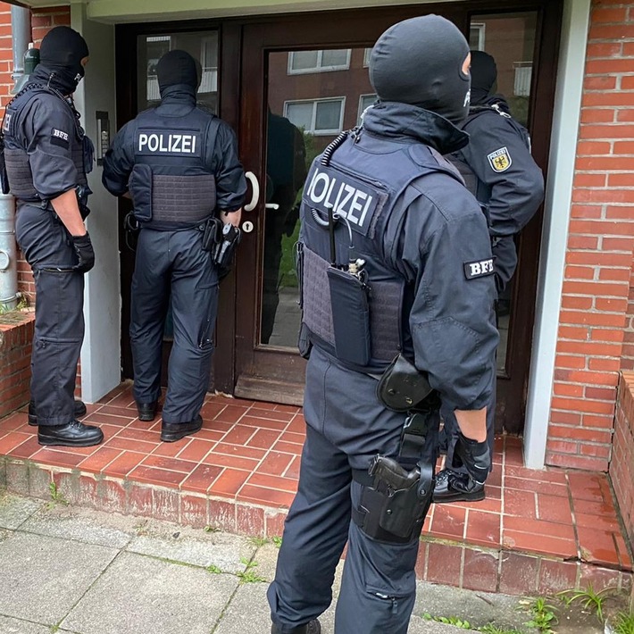 BPOL-BadBentheim: Einsatz gegen organisierte Schleuserkriminalität - Bundespolizei durchsucht im Auftrag der Staatsanwaltschaft Aurich mehrere Objekte