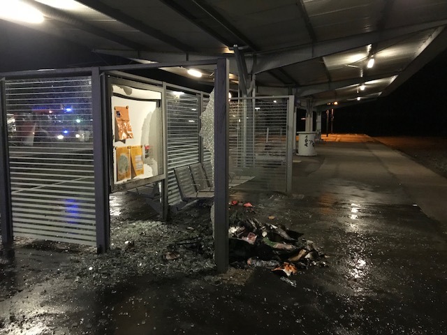 BPOLI-WEIL: Unbekannte setzen Mülltonne am Bahnhof Wiehre in Brand