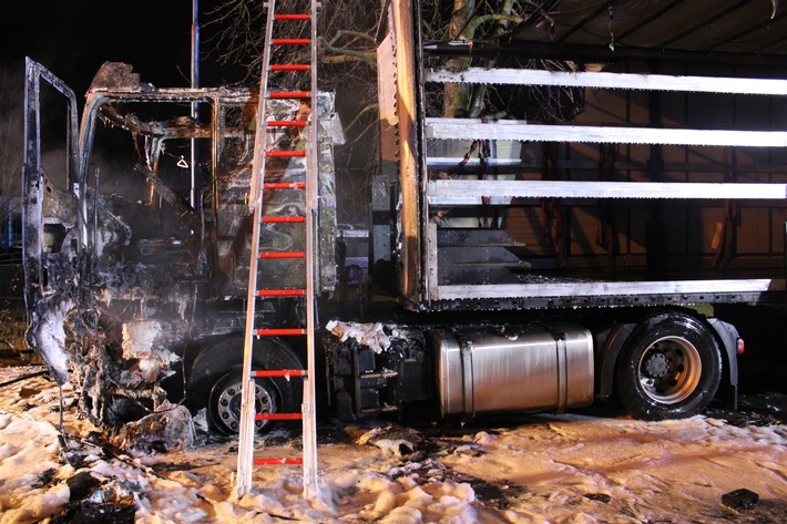 POL-DN: LKW-Fahrer rettet sich aus brennendem Führerhaus
