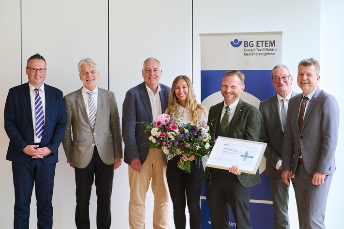 Von links: Marco Wetzel, Jobst Kleineberg, Franz Donner, Stefanie Schnee (Werma Signaltechnik), Christian Vogt (Werma Signaltechnik), Hans-Peter Kern und Jörg Botti. Foto: Stephan Floss / Weiterer Text über ots und www.presseportal.de/nr/18978 / Die Verwendung dieses Bildes für redaktionelle Zwecke ist unter Beachtung aller mitgeteilten Nutzungsbedingungen zulässig und dann auch honorarfrei. Veröffentlichung ausschließlich mit Bildrechte-Hinweis.