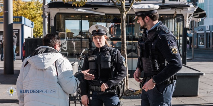 Bundespolizeidirektion München: Erst gebettelt dann getreten / Kameraaufzeichnungen überführen Tatverdächtige