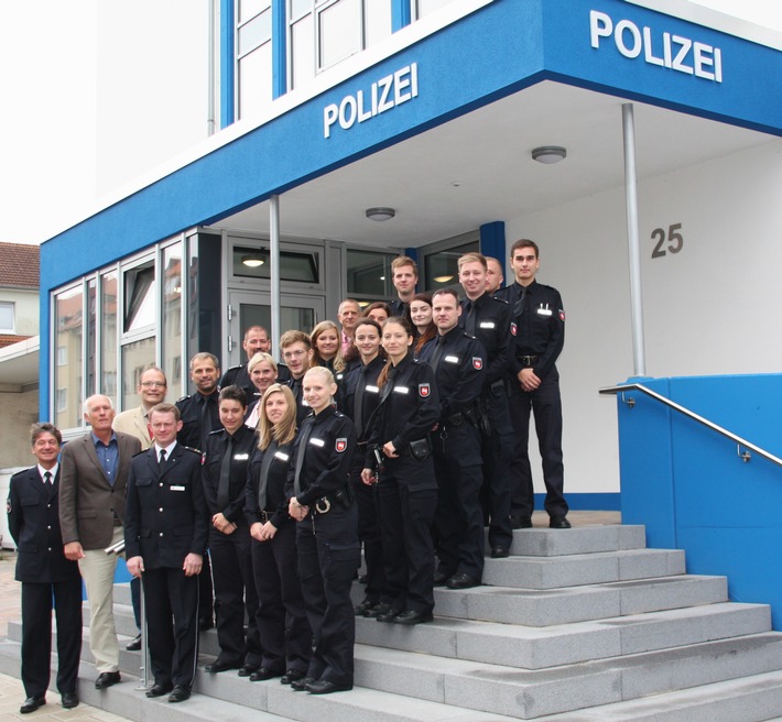 POL-HM: 16 neue Mitarbeiterinnen und Mitarbeiter in der Polizeiinspektion Hameln-Pyrmont/Holzminden begrüßt