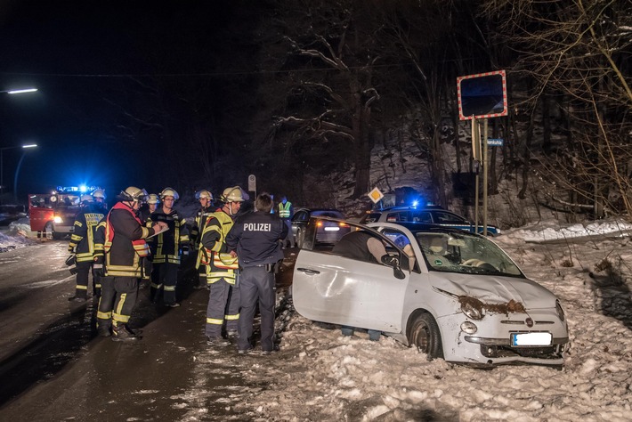 FW-OE: PKW überschlägt sich, Fahrerin nur leicht verletzt