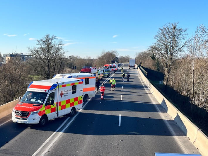 FW Weinheim: Schwerer Verkehrsunfall auf der B38 Westtangente - Mehrere Verletzte